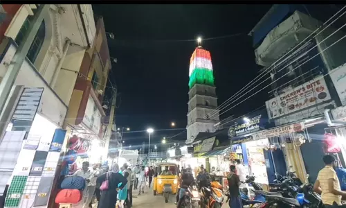 சுதந்திர தின விழா: மூவண்ண விளக்குகளால் ஜொலிக்கும் நாகூர் தர்கா சுதந்திர தின விழா: மூவண்ண விளக்குகளால் ஜொலிக்கும் நாகூர் தர்கா