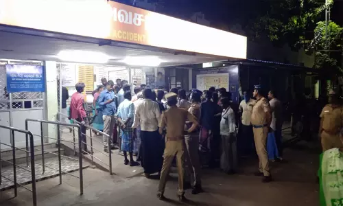 போலீசார் தாக்கியதாக கூறி 18 வயது சிறுவன் தற்கொலை முயற்சி - மயிலாடுதுறையில் பரபரப்பு போலீசார் தாக்கியதாக கூறி 18 வயது சிறுவன் தற்கொலை முயற்சி - மயிலாடுதுறையில் பரபரப்பு