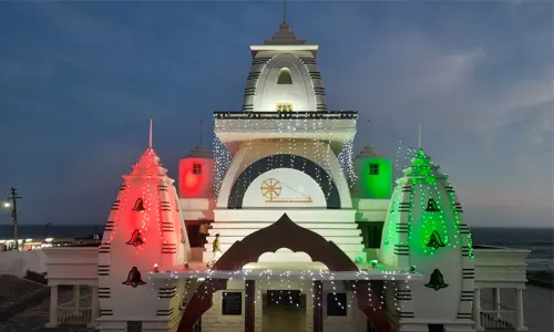 கன்னியாகுமரி: மின்னொளியில் ஜொலிக்கும் காந்தி-காமராஜர் நினைவு மண்டபங்கள் கன்னியாகுமரி: மின்னொளியில் ஜொலிக்கும் காந்தி-காமராஜர் நினைவு மண்டபங்கள்
