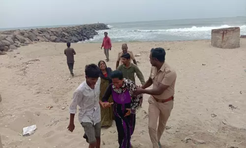 சென்னை: கடலில் குளித்து கொண்டிருந்த 4 பேர் ராட்சத அலையில் சிக்கி மாயம் சென்னை: கடலில் குளித்து கொண்டிருந்த 4 பேர் ராட்சத அலையில் சிக்கி மாயம்