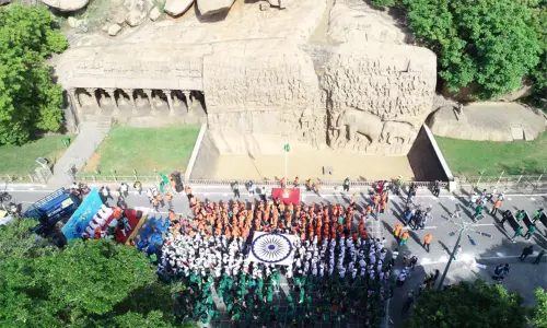 மாமல்லபுரத்தில் 1,000பேர் ஒன்றுகூடி தேசியக்கொடி உருவாக்கினர்