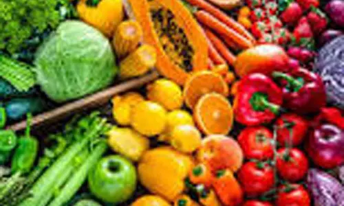 நாமக்கல் உழவர் சந்தையில்  ரூ.8 லட்சத்துக்கு காய்கறி, பழங்கள் விற்பனை