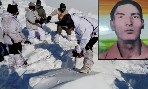 சியாச்சின் பகுதியில் 38 ஆண்டுகளுக்கு பின் கண்டெடுக்கப்பட்ட இந்திய ராணுவ வீரரின் உடல்! சியாச்சின் பகுதியில் 38 ஆண்டுகளுக்கு பின் கண்டெடுக்கப்பட்ட இந்திய ராணுவ வீரரின் உடல்!