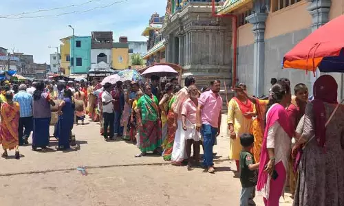 சமயபுரம் மாரியம்மன் கோவிலில் அலைமோதிய பக்தர்கள் கூட்டம் சமயபுரம் மாரியம்மன் கோவிலில் அலைமோதிய பக்தர்கள் கூட்டம்