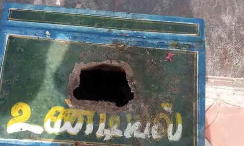 பிலிக்கல்பாளையம் அருகே கருப்பண்ண சாமி கோவிலில் உண்டியலை உடைத்து திருட்டு பிலிக்கல்பாளையம் அருகே கருப்பண்ண சாமி கோவிலில் உண்டியலை உடைத்து திருட்டு