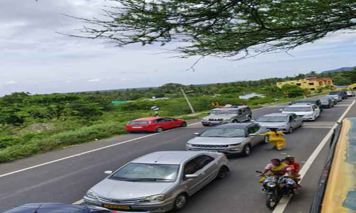 தொடர் விடுமுறை:  குரங்கு நீர்வீழ்ச்சியில் குவிந்த சுற்றுலா பயணிகள் குளித்து குதூகலம்- வால்பாறையில் போக்குவரத்து நெரிசல்