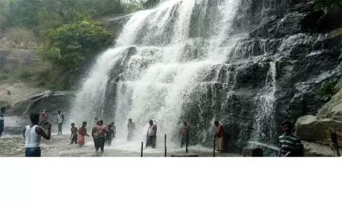 அருவியில் ஆனந்த குளியல்