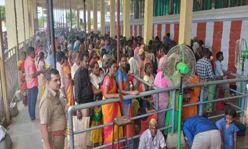 இருக்கன்குடி மாரியம்மன் கோவிலில் குவிந்த பக்தர்கள் இருக்கன்குடி மாரியம்மன் கோவிலில் குவிந்த பக்தர்கள்