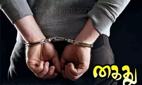 லாட்டரி சீட்டுகள் வைத்திருந்த வாலிபர் சிக்கினார் லாட்டரி சீட்டுகள் வைத்திருந்த வாலிபர் சிக்கினார்