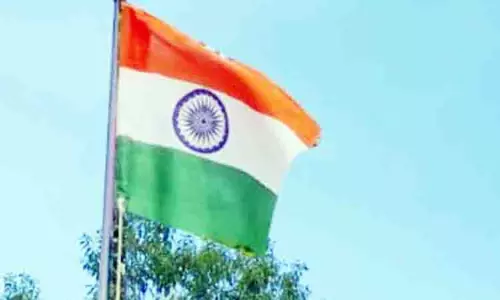 இந்து முன்னணியினர் தேசியக்கொடியுடன் ஊர்வலம் இந்து முன்னணியினர் தேசியக்கொடியுடன் ஊர்வலம்