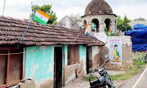 வீடுகளில் பட்டொளி வீசி பறக்கும் தேசியக்கொடிகள் வீடுகளில் பட்டொளி வீசி பறக்கும் தேசியக்கொடிகள்