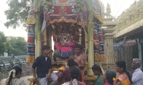 முத்துமாரியம்மன் கோவிலில் ரத உற்சவம் முத்துமாரியம்மன் கோவிலில் ரத உற்சவம்