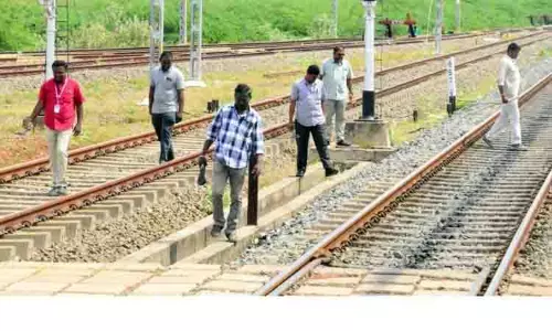 புதுக்கோட்டை ரெயில் நிலையத்தில் வெடிகுண்டு தடுப்பு பிரிவு போலீசார் சோதனை