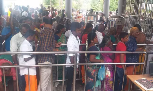 கள்ளழகர் கோவிலில் பக்தர்கள் குவிந்தனர் கள்ளழகர் கோவிலில் பக்தர்கள் குவிந்தனர்