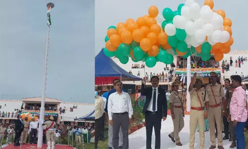 திருவள்ளூரில் 75 ஆவது சுதந்திர தின விழா; மாவட்ட கலெக்டர் கொடி ஏற்றினார் திருவள்ளூரில் 75 ஆவது சுதந்திர தின விழா; மாவட்ட கலெக்டர் கொடி ஏற்றினார்
