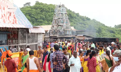 தொடர் விடுமுறையொட்டி திருத்தணி  முருகன் கோவிலில் பக்தர்கள் கூட்டம் அலைமோதியது
