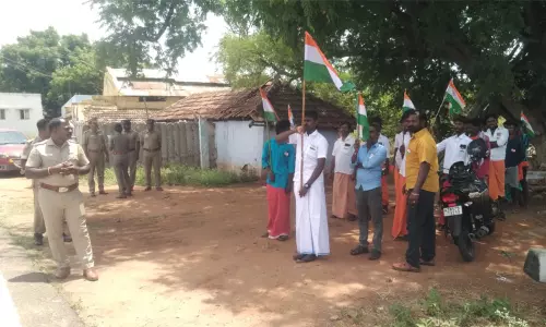 அனுமதியின்றி ஊர் வலம்; இந்து முன்னணியினர் 17 பேர் கைது