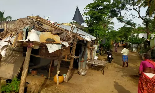 வீடுகளில் கருப்பு கொடி ஏற்றிய கிராமமக்கள்