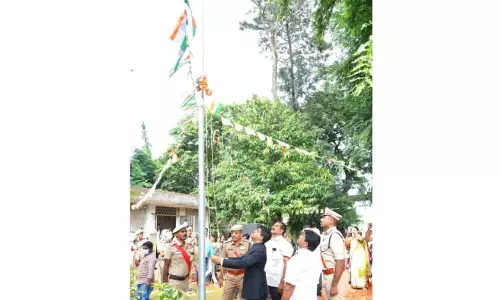 சப்-கலெக்டர் தேசிய கொடி ஏற்றினார்