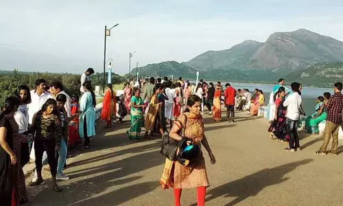 ஆழியாறில் குவிந்த சுற்றுலா பயணிகள்