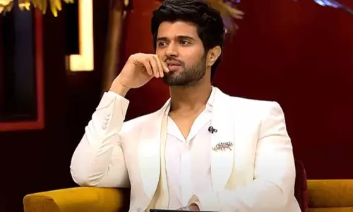 பிரபல நடிகையை கையில் தூக்கிக் கொண்டு உலா வரும் விஜய் தேவரகொண்டா