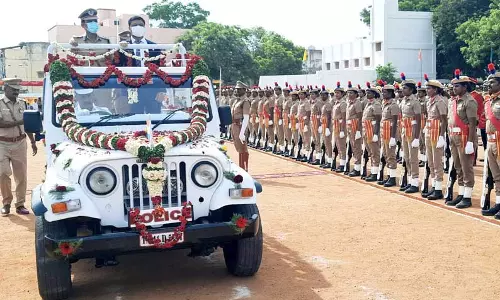 சுதந்திர தின விழாவில் கலெக்டர் தேசிய கொடி ஏற்றினர் சுதந்திர தின விழாவில் கலெக்டர் தேசிய கொடி ஏற்றினர்