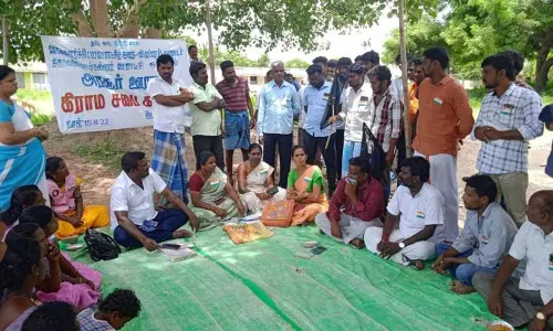 பொதுமக்கள் கருப்புக்கொடி ஏந்தி திடீர் போராட்டம்    அரசூர் கிராமசபை கூட்டத்தில் பரபரப்பு