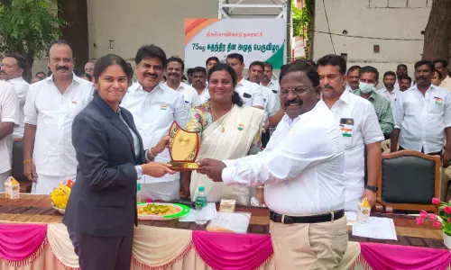 நாமக்கல் மாவட்டத்தில் நகராட்சி, பேரூராட்சிகளில் 75-வது சுதந்திர தின விழா இனிப்பு வழங்கி கொண்டாடப்பட்டது நாமக்கல் மாவட்டத்தில் நகராட்சி, பேரூராட்சிகளில் 75-வது சுதந்திர தின விழா இனிப்பு வழங்கி கொண்டாடப்பட்டது