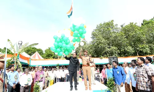 கலெக்டர் மதுசூதன்ரெட்டி தேசிய கொடி ஏற்றினார் கலெக்டர் மதுசூதன்ரெட்டி தேசிய கொடி ஏற்றினார்
