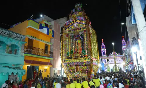 காமநாயக்கன்பட்டி  புனித பரலோக மாதா ஆலய தேர் பவனி  திரளானவர்கள் கும்பிடுசேவை செய்து வழிபட்டனர்