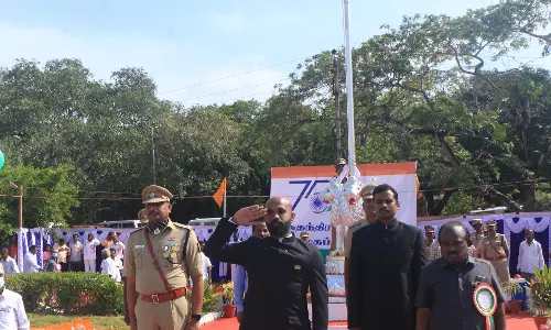கலெக்டர் ஜானிடாம் வர்கீஸ் தேசிய கொடி ஏற்றினார் கலெக்டர் ஜானிடாம் வர்கீஸ் தேசிய கொடி ஏற்றினார்