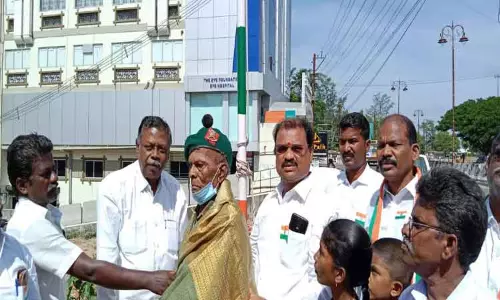 முன்னாள் ராணுவ வீரர் கவுரவிப்பு