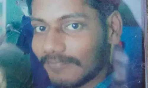 வைகை ஆற்றில் குளித்த 2 வாலிபர்கள் மூழ்கினர்
