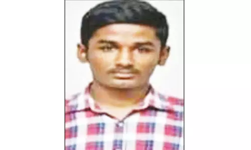 மோட்டார்சைக்கிள்கள் மோதல்: சுதந்திர தின விழாவுக்கு சென்று திரும்பிய பள்ளி மாணவர் பலி