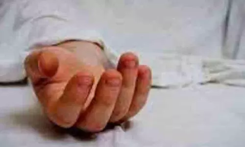 காரில் வந்தவர் திடீர் சாவு காரில் வந்தவர் திடீர் சாவு