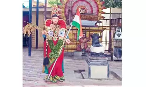 கோவிலில் பாரத மாதா சிலை