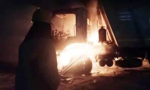 நிறுத்தி வைக்கப்பட்ட லாரி திடீரென தீப்பற்றி எரிந்தது நிறுத்தி வைக்கப்பட்ட லாரி திடீரென தீப்பற்றி எரிந்தது