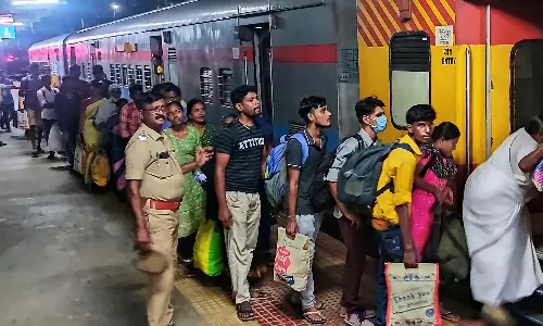 பஸ், ரெயில்களில் அலைமோதிய   பயணிகள் கூட்டம்