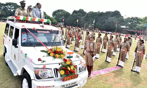 75-வது சுதந்திர தின விழா கொண்டாட்டம்: வ.உ.சி. பூங்கா மைதானத்தில் கலெக்டர் கிருஷ்ணனுண்ணி தேசியக்கொடி ஏற்றினார்- போலீசாரின் அணிவகுப்பு மரியாதையை ஏற்பு