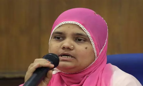 பில்கிஸ் பானு வழக்கு: கொலை, பலாத்கார வழக்கில் தொடர்புடைய ஆயுள் தண்டனை கைதிகள் 11 பேர் விடுதலை பில்கிஸ் பானு வழக்கு: கொலை, பலாத்கார வழக்கில் தொடர்புடைய ஆயுள் தண்டனை கைதிகள் 11 பேர் விடுதலை