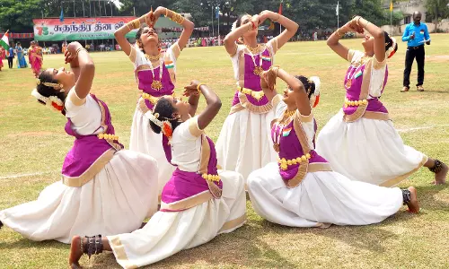 சுதந்திர தின விழாவில் மாணவ-மாணவிகளின் கண்கவர் கலை நிகழ்ச்சிகள்