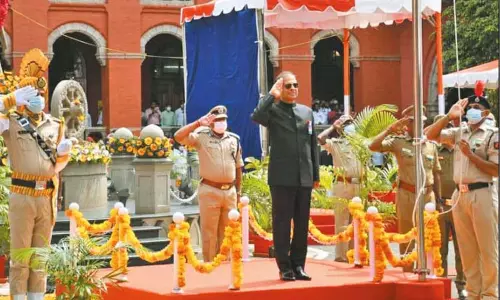 சுதந்திர தின விழாவை முன்னிட்டு ஐகோர்ட்டில் தலைமை நீதிபதி தேசியக்கொடி ஏற்றினார் சுதந்திர தின விழாவை முன்னிட்டு ஐகோர்ட்டில் தலைமை நீதிபதி தேசியக்கொடி ஏற்றினார்