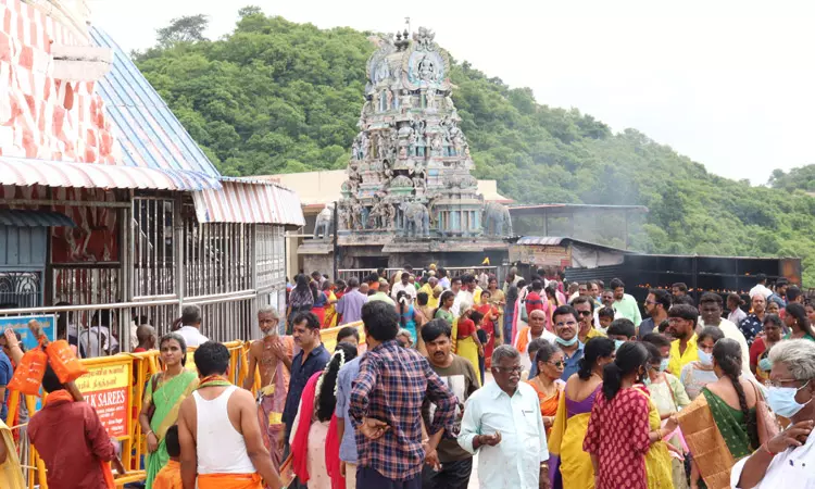 தொடர் விடுமுறையொட்டி திருத்தணி  முருகன் கோவிலில் பக்தர்கள் கூட்டம் அலைமோதியது
