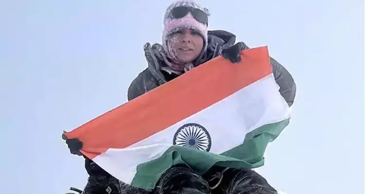 சுதந்திர தினத்தில் ஐரோப்பாவின் உயரமான மலைச்சிகரத்தில் தேசியக்கொடியை ஏற்றி சாதனை படைத்த இந்தியாவின் பாவனா டெஹாரியா! சுதந்திர தினத்தில் ஐரோப்பாவின் உயரமான மலைச்சிகரத்தில் தேசியக்கொடியை ஏற்றி சாதனை படைத்த இந்தியாவின் பாவனா டெஹாரியா!