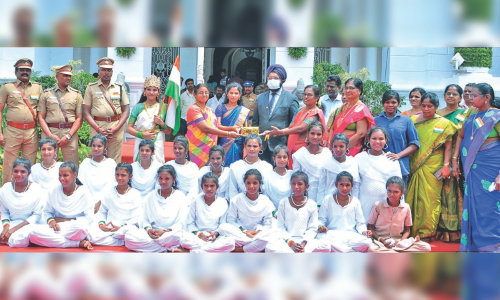 சென்னை ரிப்பன் கட்டிடத்தில் மேயர் பிரியா தேசிய கொடி ஏற்றி மரியாதை - பள்ளி மாணவர்களுக்கு பாராட்டு சான்றிதழ்கள் வழங்கினார் சென்னை ரிப்பன் கட்டிடத்தில் மேயர் பிரியா தேசிய கொடி ஏற்றி மரியாதை - பள்ளி மாணவர்களுக்கு பாராட்டு சான்றிதழ்கள் வழங்கினார்