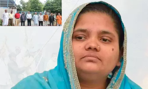 பில்கிஸ் பானு கூட்டு பலாத்கார  வழக்கு குற்றவாளிகள் 11 பேர் விடுதலை இனிப்பு வழங்கி கொண்டாட்டம்