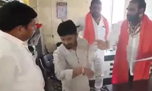 தரமற்ற உணவு வழங்கியதாக கேட்டரிங் மேலாளரை தாக்கிய சிவசேனா எம்.எல்.ஏ தரமற்ற உணவு வழங்கியதாக கேட்டரிங் மேலாளரை தாக்கிய சிவசேனா எம்.எல்.ஏ