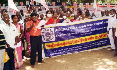 புதிய ஓய்வூதிய திட்டத்தை ரத்து செய்யக்கோரி ஓய்வு பெற்ற அரசு ஊழியர்கள் ஆர்ப்பாட்டம்