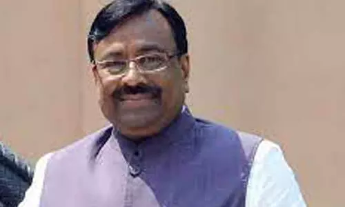 அரசு ஊழியர்கள் போனில் வந்தே மாதரம் என கூறுவது கட்டாயமில்லை- சுதீர் முங்கண்டிவார் விளக்கம் அரசு ஊழியர்கள் போனில் வந்தே மாதரம் என கூறுவது கட்டாயமில்லை- சுதீர் முங்கண்டிவார் விளக்கம்