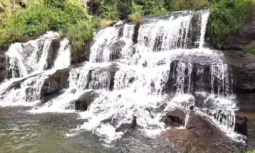 ஆர்ப்பரித்து கொட்டும் சுண்டட்டி நீர்வீழ்ச்சி